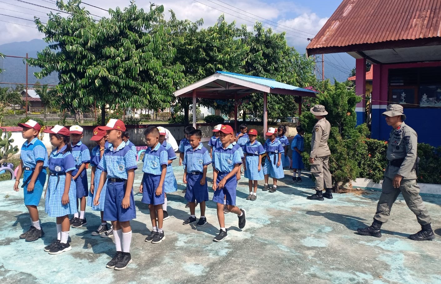 Personel Satgas Madago Raya Sukarela Latih PBB Pelajar di Poso