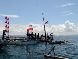 Puluhan Masyarakat Parigi Moutong Ini Upacara HUT RI di Perairan Teluk Tomini