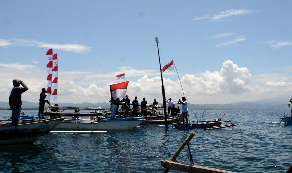 Puluhan Masyarakat Parigi Moutong Ini Upacara HUT RI di Perairan Teluk Tomini