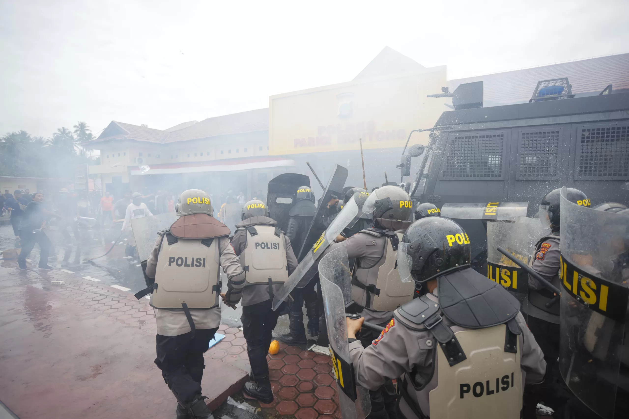 Bentrok Polisi dan Pendemo di Parigi Moutong Tak Terhindarkan, BKO Brimob Dikerahkan