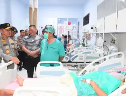 Kapolda Sulteng Jenguk Korban Dugaan Kekerasan Aparat saat Demo Mahasiswa Kawal Putusan MK