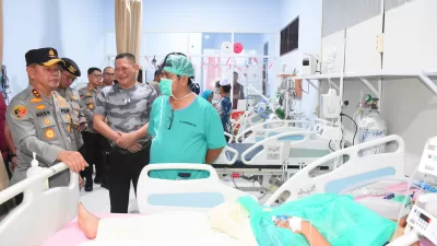 Kapolda Sulteng Jenguk Korban Dugaan Kekerasan Aparat saat Demo Mahasiswa Kawal Putusan MK