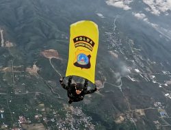 HUT ke-79 Brimob Polri, Personel Polda Sulteng Lakukan Aksi Terjun Payung