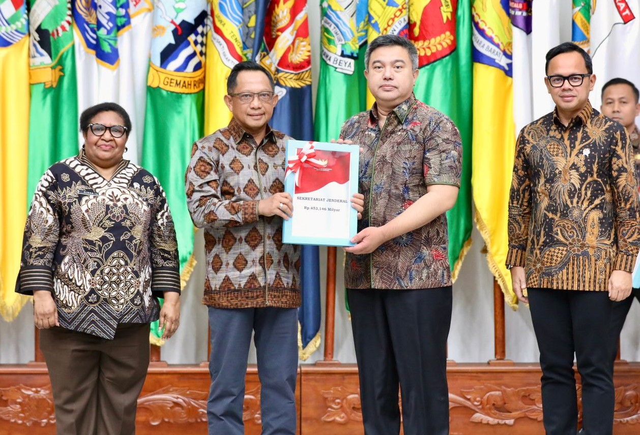 Mendagri Serahkan DIPA 2025, Tekankan Dukungan Penuh untuk Asta Cita Presiden
