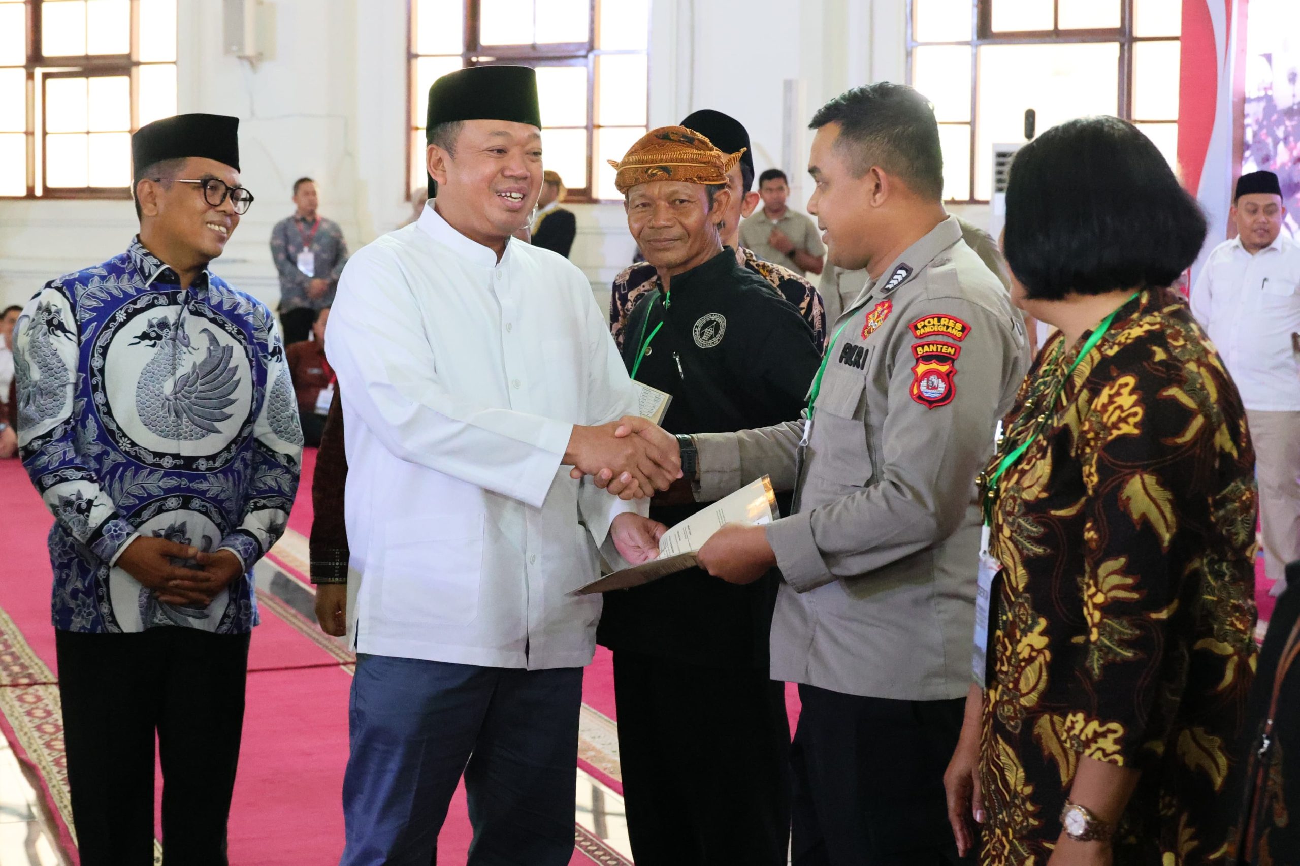 Menteri ATR/BPN Serahkan 1.334 Sertifikat Tanah di Banten