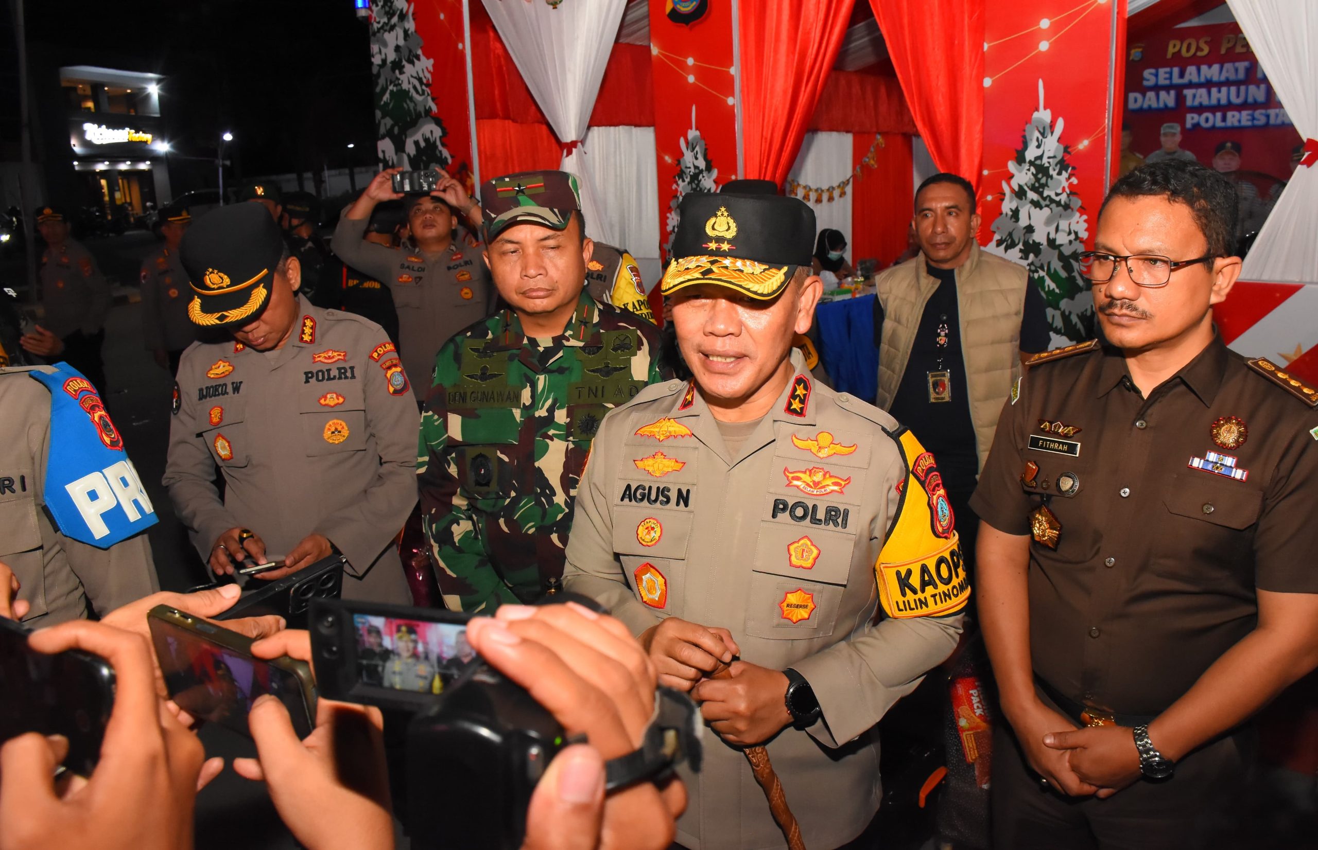 Kapolda Sulteng Pantau Pengamanan Misa Malam Natal di Kota Palu