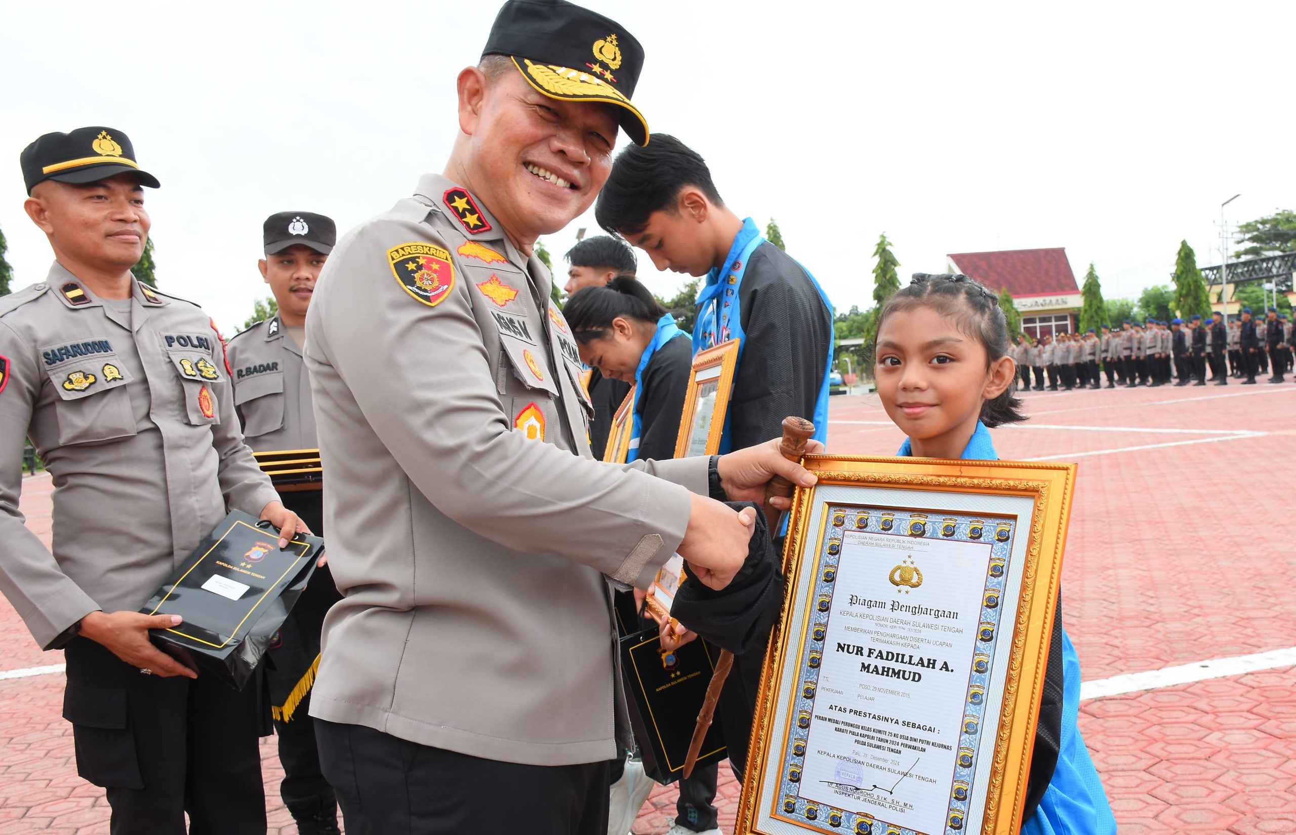 Kapolda Sulteng Berikan Penghargaan Sembilan Atlet dan Empat Pelatih Berprestasi