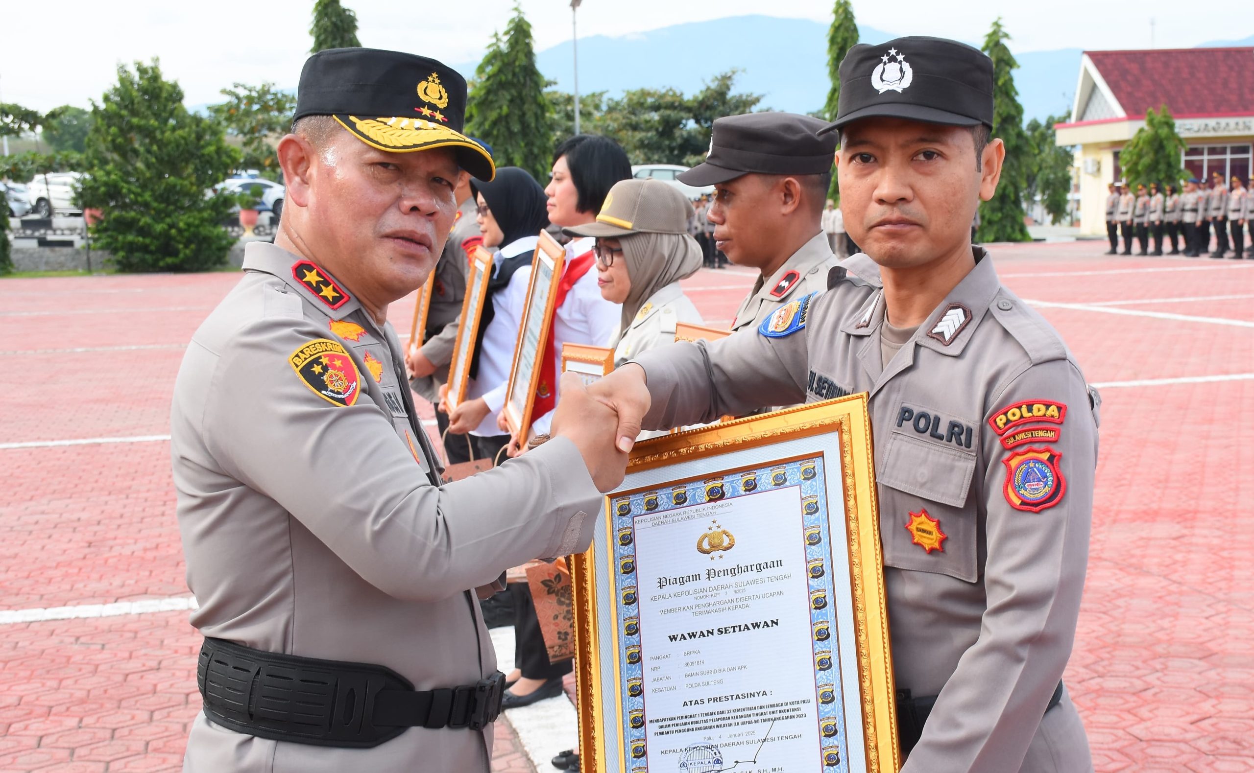 Satker dan Personel Berprestasi Polda Sulteng Terima Penghargaan