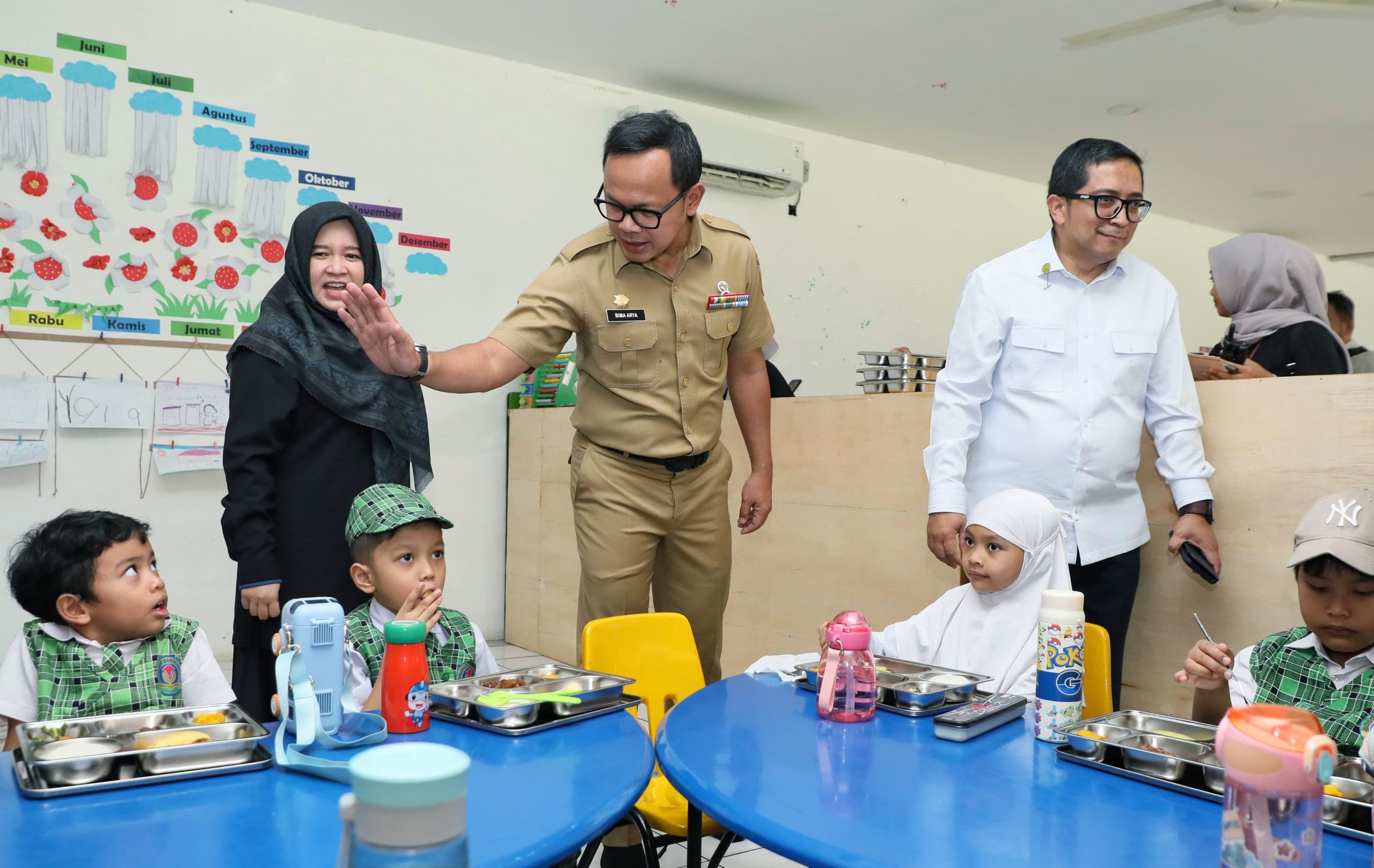Wamendagri Tinjau Program Makan Bergizi Gratis di Hari Pertama