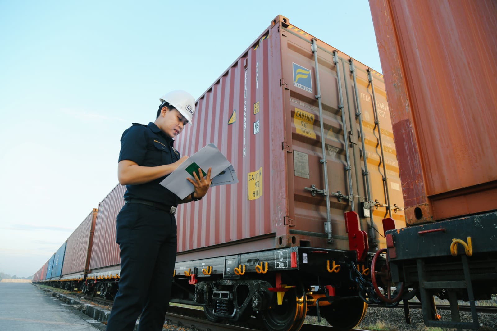 Bea Cukai Berikan Fasilitas Kawasan Berikat untuk Produsen Makanan Hewan dan Gitar Listrik