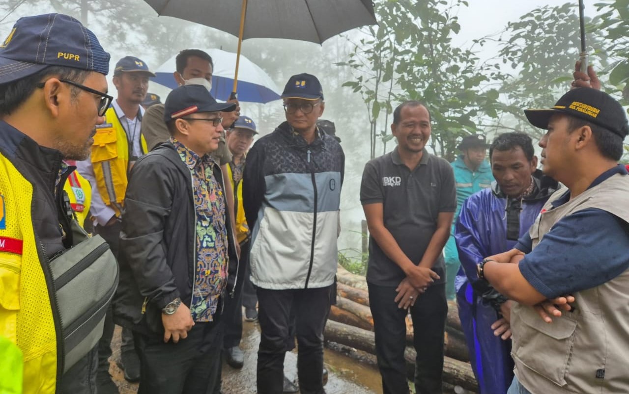 Tinjau Pascabanjir di Pekalongan, Menteri PU: Akses Dibuka, Jembatan Darurat Segera Dibangun