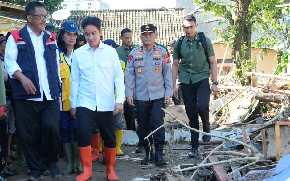 Wamen PU Dampingi Wapres Gibran Tinjau Pascabencana Banjir Sukabumi