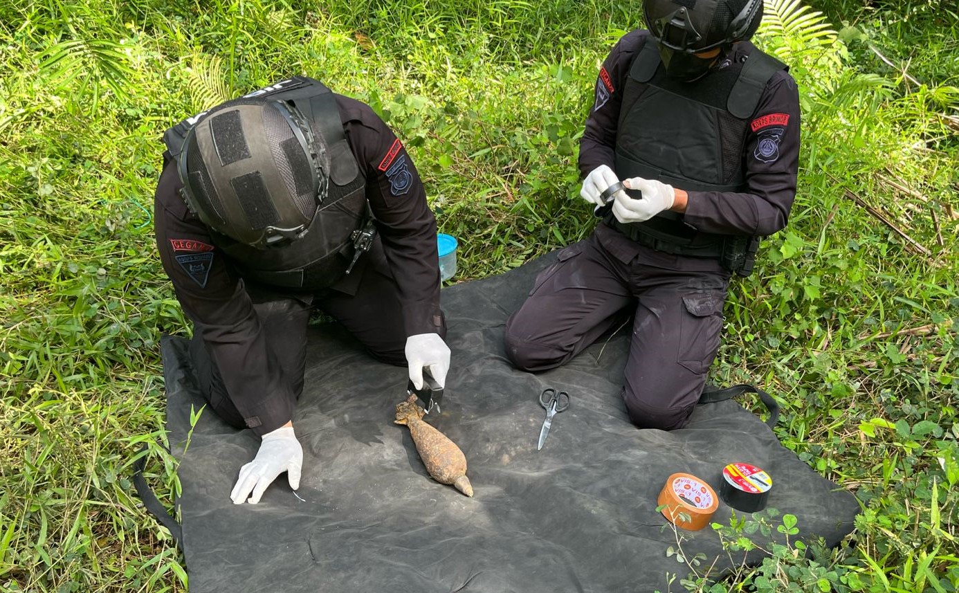 Jibom Brimob Polda Sulteng Musnahkan Mortir Aktif yang Ditemukan Warga Tolitoli