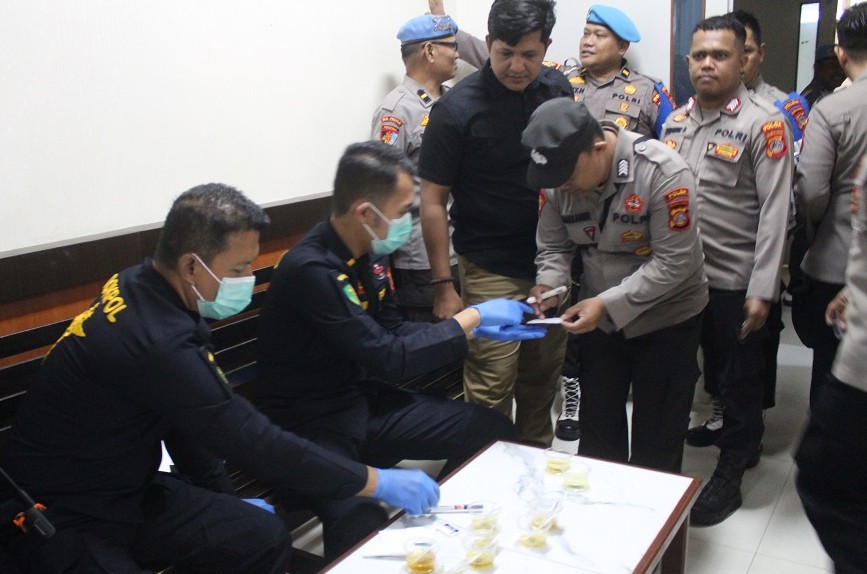 Personel Polda Sulteng Jalani Tes Urine Dadakan