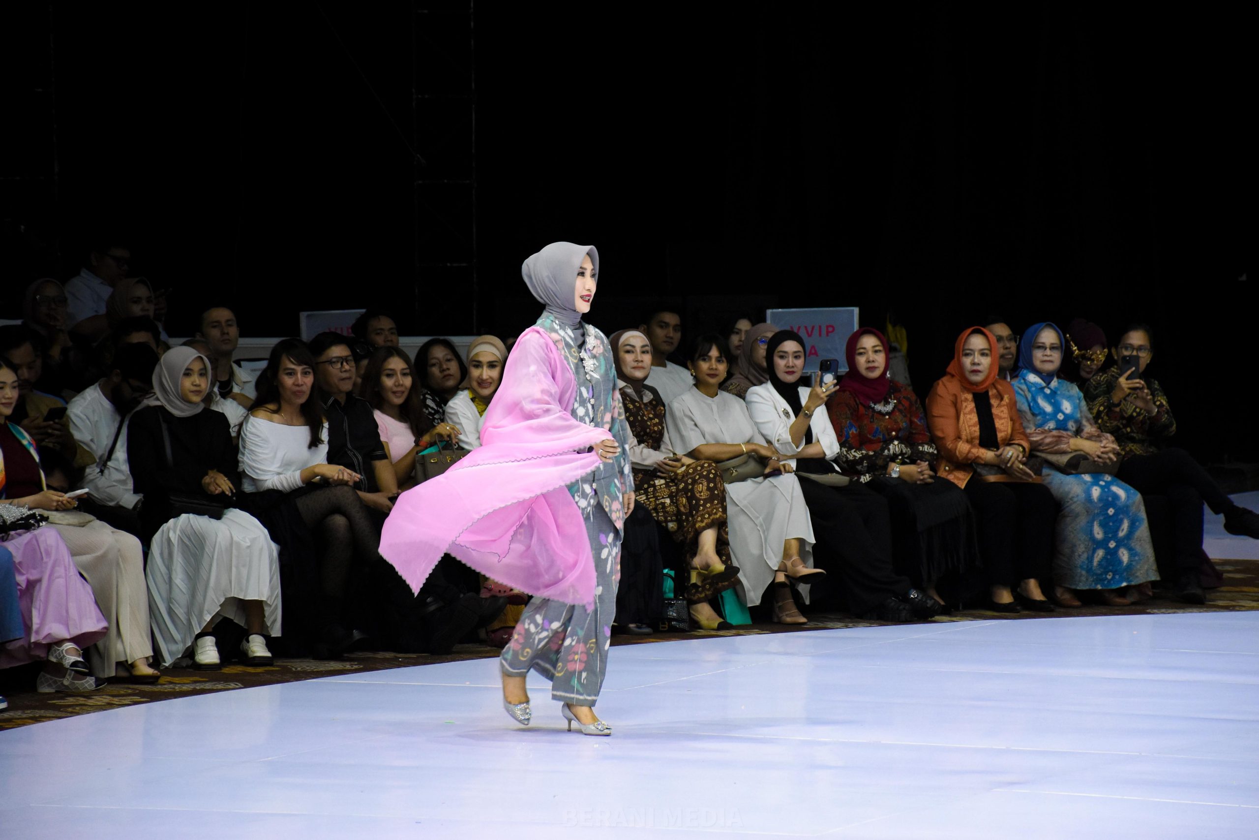 Dekranasda Sulteng Gaet Desainer Muda Populerkan Batik Bomba di Fashion Week Jakarta
