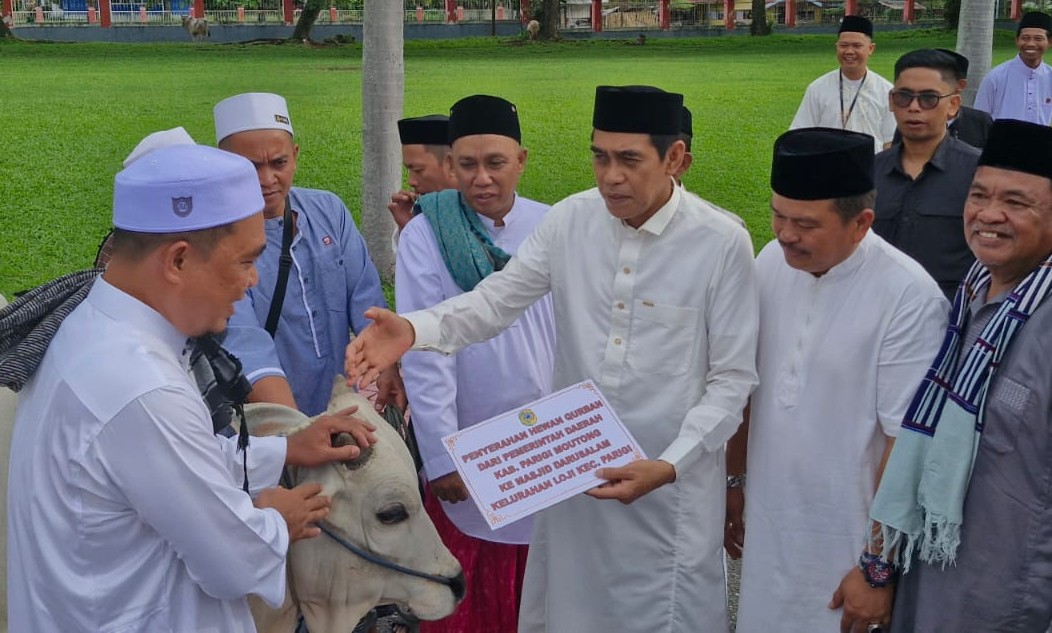 Bupati Parigi Moutong Serahkan Bantuan Kurban Usai Shalat Idul Adha Bersama Warga