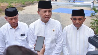 Menteri Transmigrasi Serahkan Sapi Kurban Presiden di Sigi, Tinjau Ekonomi Warga Transmigran