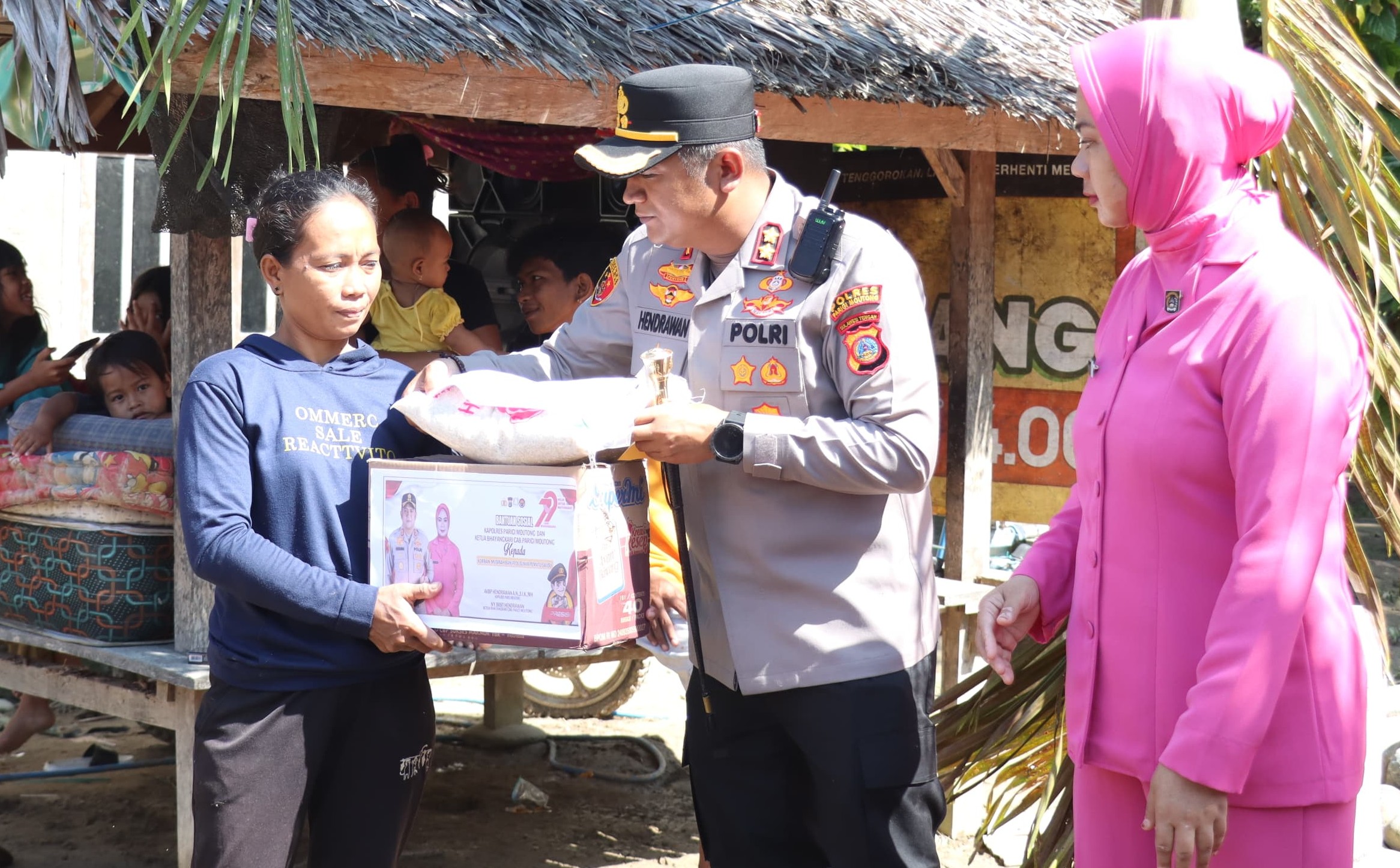 Polres Parigi Moutong Salurkan Puluhan Paket Bantuan Warga Terdampak Banjir di Sausu