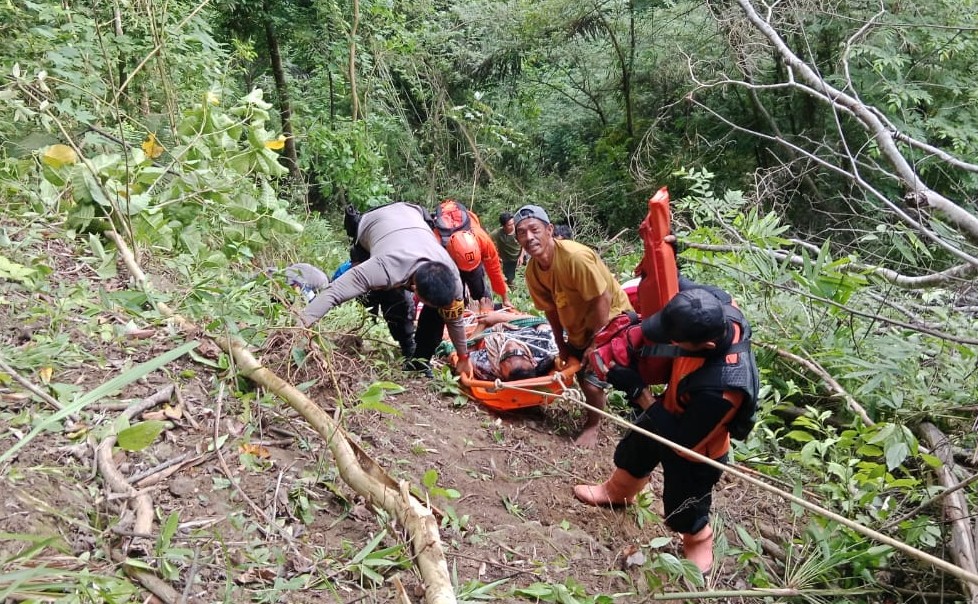 Minibus Masuk Jurang Sedalam 200 Meter di Jalur Kebun Kopi Palu-Parigi