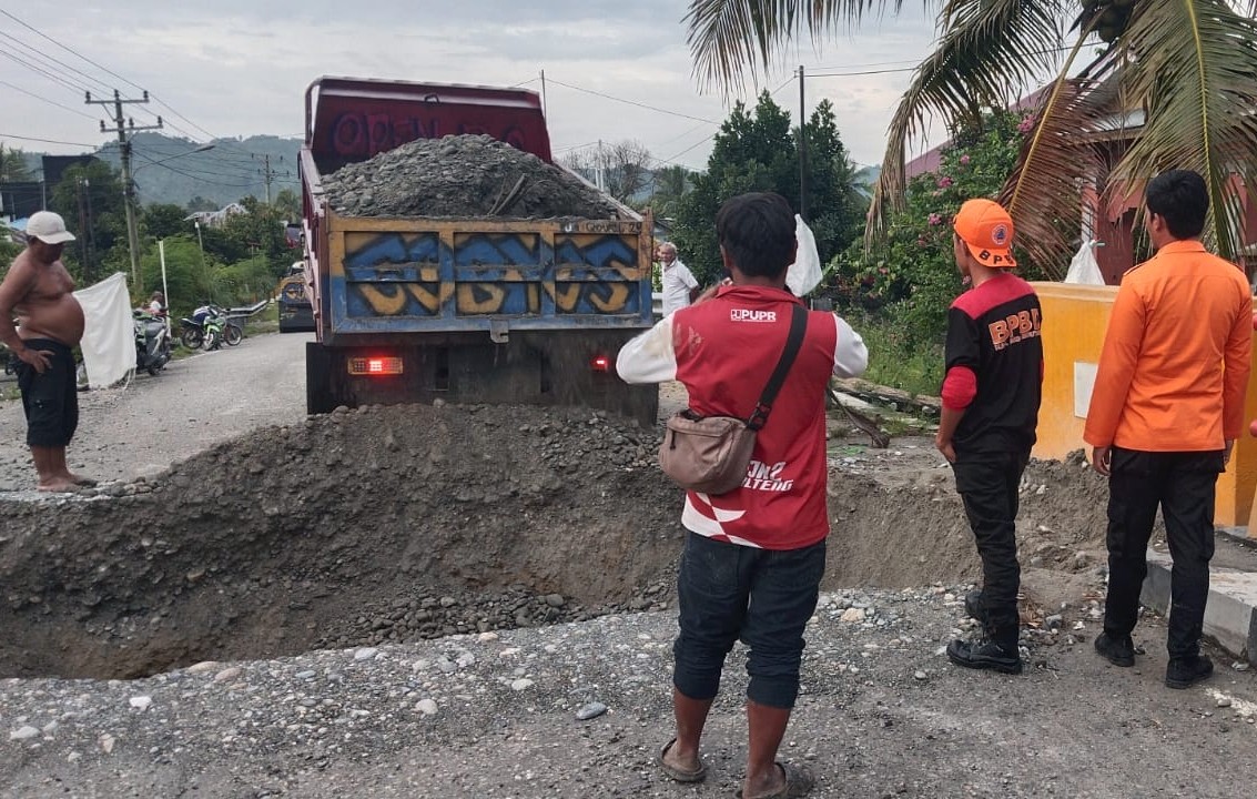 Akibat Abutmen Tergerus Air Sungai, Jembatan Jalur Trans Desa Suli di Parimo Amblas Lagi