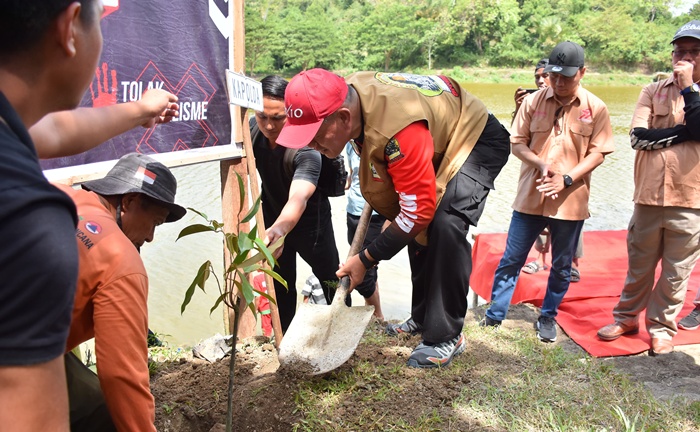 Kado Bhayangkara Polda Sulteng untuk Bumi: Tanam 1.000 Pohon dan Tebar 15.000 Ikan Air Tawar