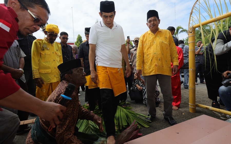 Bupati Parigi Moutong Jalani Ritual Adat Nipoisaka saat Memasuki Rumah Jabatan