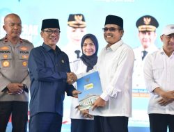 Dorong Ekonomi Desa, Mendes Yandri Serahkan 326 Akta Koperasi di Serang