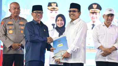 Dorong Ekonomi Desa, Mendes Yandri Serahkan 326 Akta Koperasi di Serang