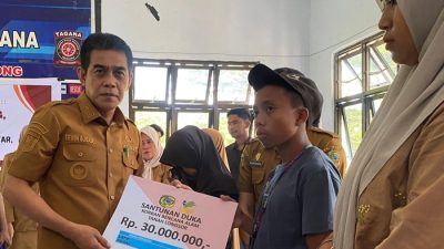 Bupati Parigi Moutong Berikan Santunan Duka Keluarga Tujuh Korban Longsor Desa Tirtanagaya