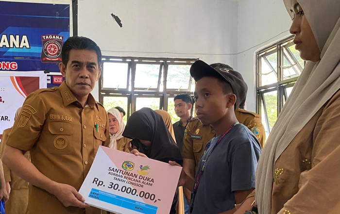 Bupati Parigi Moutong Berikan Santunan Duka Keluarga Tujuh Korban Longsor Desa Tirtanagaya