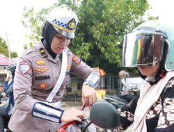 Gerakan Polantas Menyapa Polres Parigi Moutong Bagikan Ratusan Bendera Merah Putih