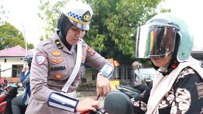 Gerakan Polantas Menyapa Polres Parigi Moutong Bagikan Ratusan Bendera Merah Putih