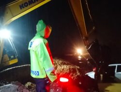 Longsor Tutup Total Jalur Trans Sulawesi di Kebun Kopi, Ratusan Kendaraan Terjebak