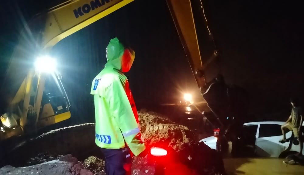 Longsor Tutup Total Jalur Trans Sulawesi di Kebun Kopi, Ratusan Kendaraan Terjebak