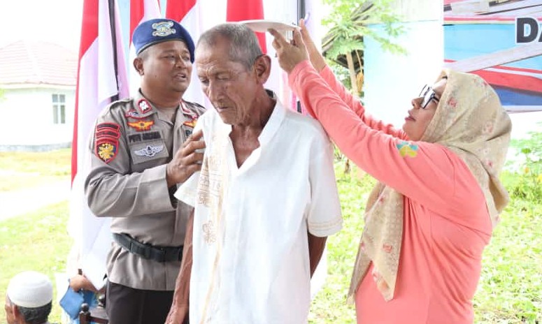 Rayakan HUT ke-75, Polairud Polres Parigi Moutong Gelar Bakti Sosial dan Pelayanan Kesehatan Gratis