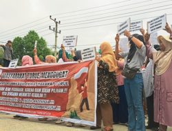 Demo Lanjutan Warga Torue, Serahkan Dokumen Laporan di Kejaksaan dan Desak Pemda Nonaktifkan Kepala Desa