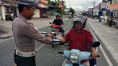 Humanis dan Persuasif, Begini Cara Polisi di Parigi Moutong Ingatkan Keselamatan Berkendara