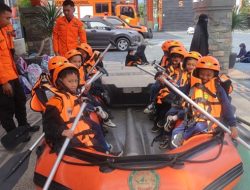 Puluhan Siswa SDIT Izzul Islam Belajar Mitigasi Bencana di Basarnas Palu