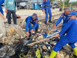 Kegiatan Kurve TNI-Polri Aksi Bersih Pantai di Parigi Moutong Libatkan Warga Pesisir