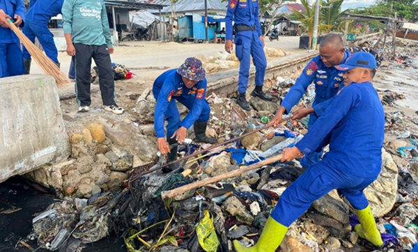 Kegiatan Kurve TNI-Polri Aksi Bersih Pantai di Parigi Moutong Libatkan Warga Pesisir