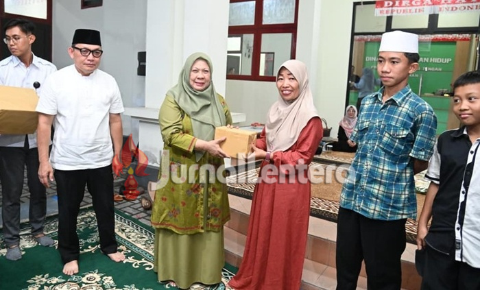 DLH Sulteng Peringati Setahun Program Berani dengan Aksi Sosial