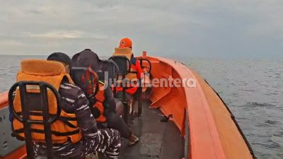 Tim SAR Evakuasi 11 ABK KM Elnas III Usai Hilang Kontak di Perairan Teluk Tomini