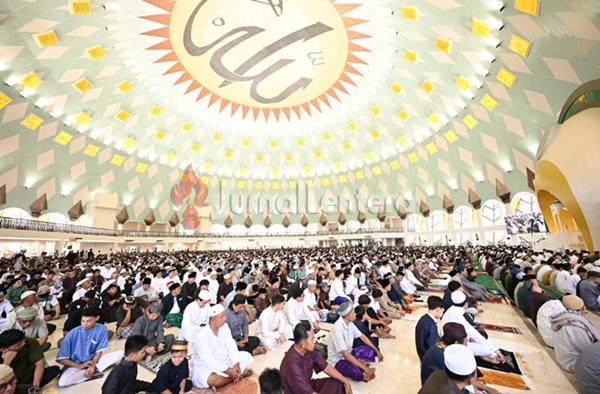 Ribuan Jamaah Padati Salat Idulfitri di Masjid Raya Baitulkhairaat, Gubernur Sulteng Tekankan Nilai Ketakwaan