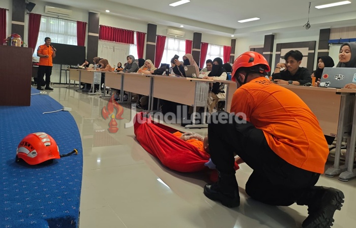 Mahasiswa Untad Diberikan Simulasi Bencana dan K3