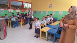 Bukan Sekadar Main, Anak-anak Diajari Aturan Lalu Lintas oleh Polisi