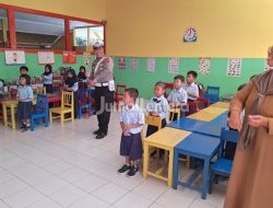 Bukan Sekadar Main, Anak-anak Diajari Aturan Lalu Lintas oleh Polisi