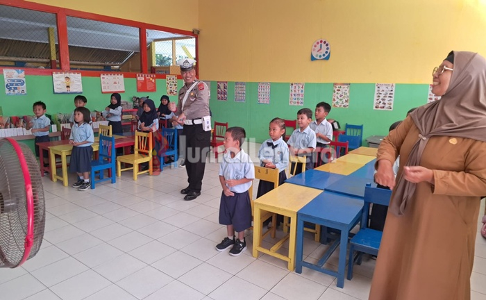 Bukan Sekadar Main, Anak-anak Diajari Aturan Lalu Lintas oleh Polisi
