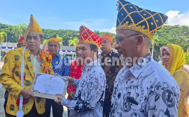 Guru dan Kepsek di Wilayah Terpencil Parigi Moutong Diganjar Penghargaan