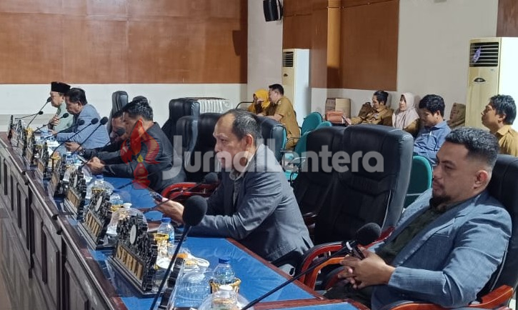 DPRD Parigi Moutong Warning Pohon Rawan Tumbang di Jalan Cinta
