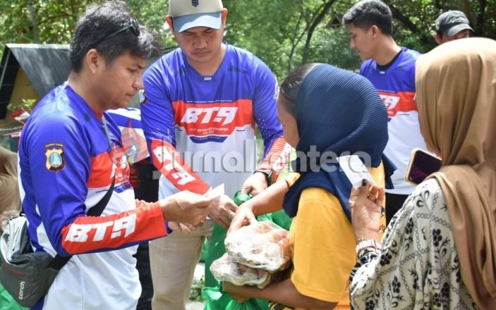Polda Sulteng Salurkan 110 Paket Sembako untuk Warga Donggala